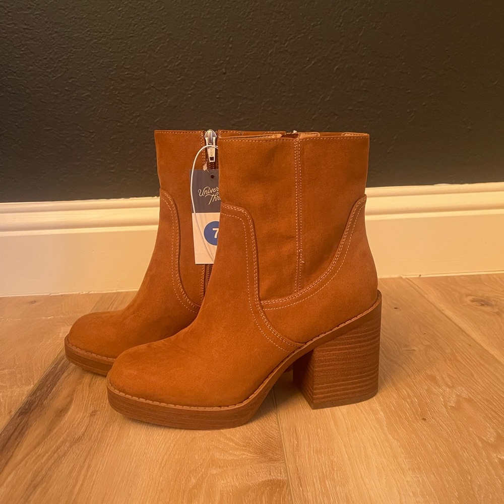 Universal Thread size 7 tan boots
